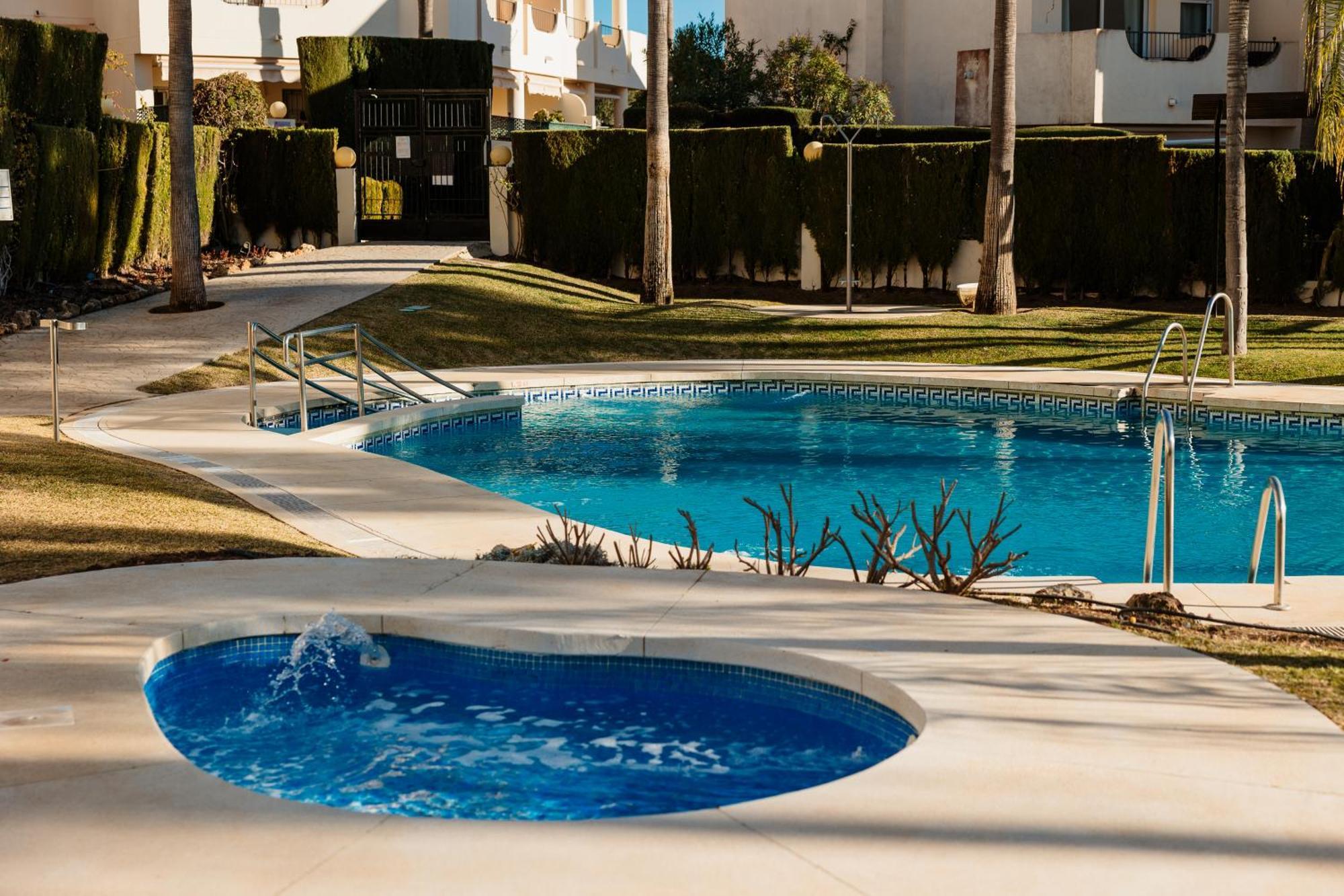 Сasa de vacaciones 3-story Townhouse For 7, Newly Renovated, Terrace, Bbq, And Access In Arenal,