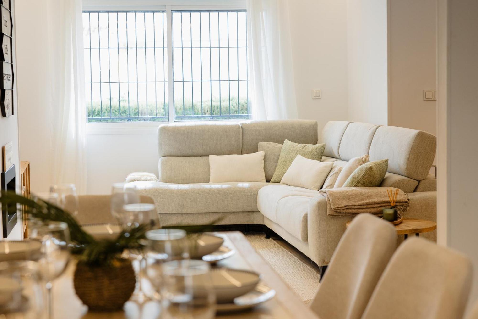 Сasa de vacaciones 3-story Townhouse For 7, Newly Renovated, Terrace, Bbq, And Access In Arenal,