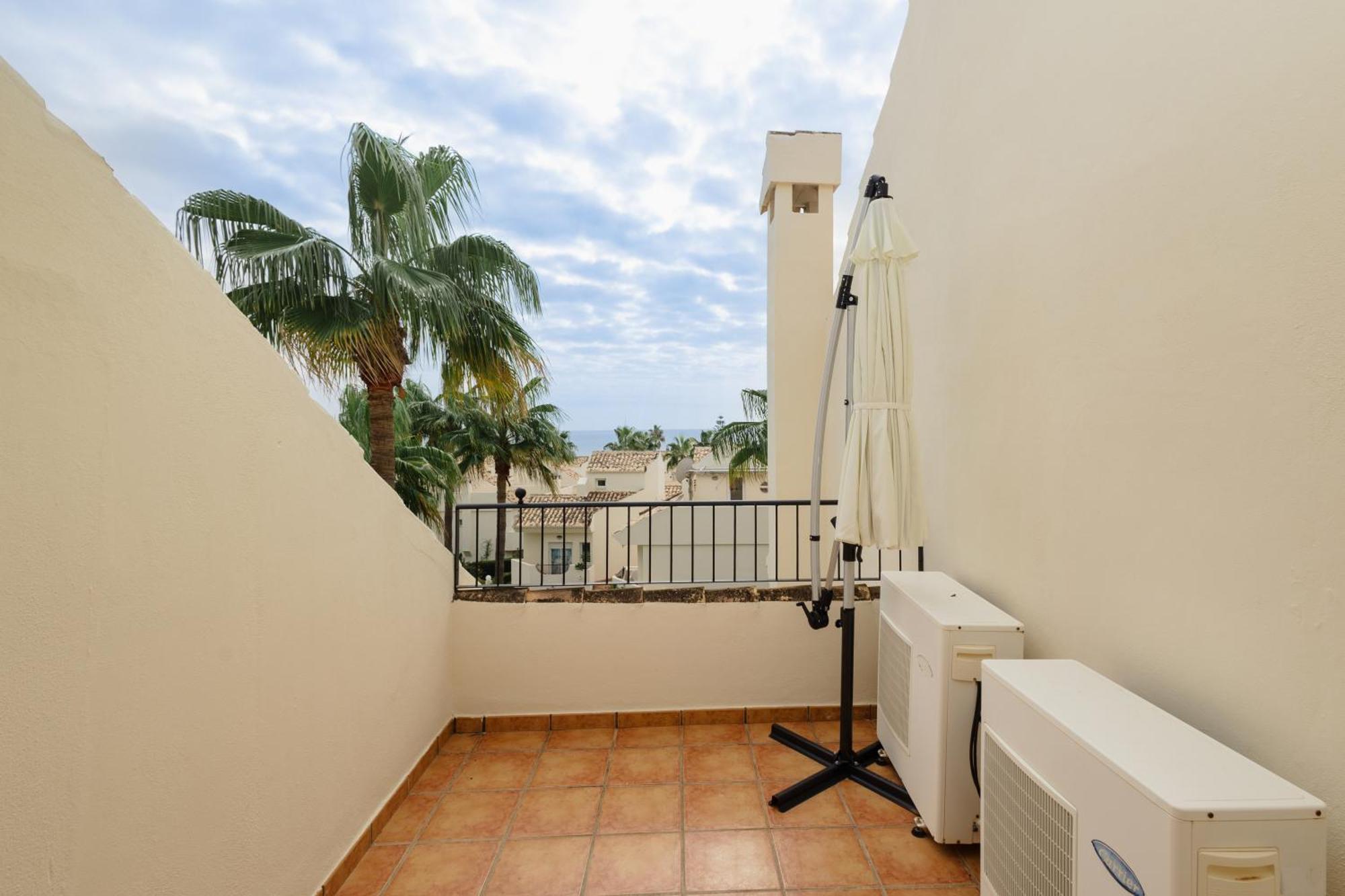 3-story Townhouse For 7, Newly Renovated, Terrace, Bbq, And Access In Arenal, Сasa de vacaciones