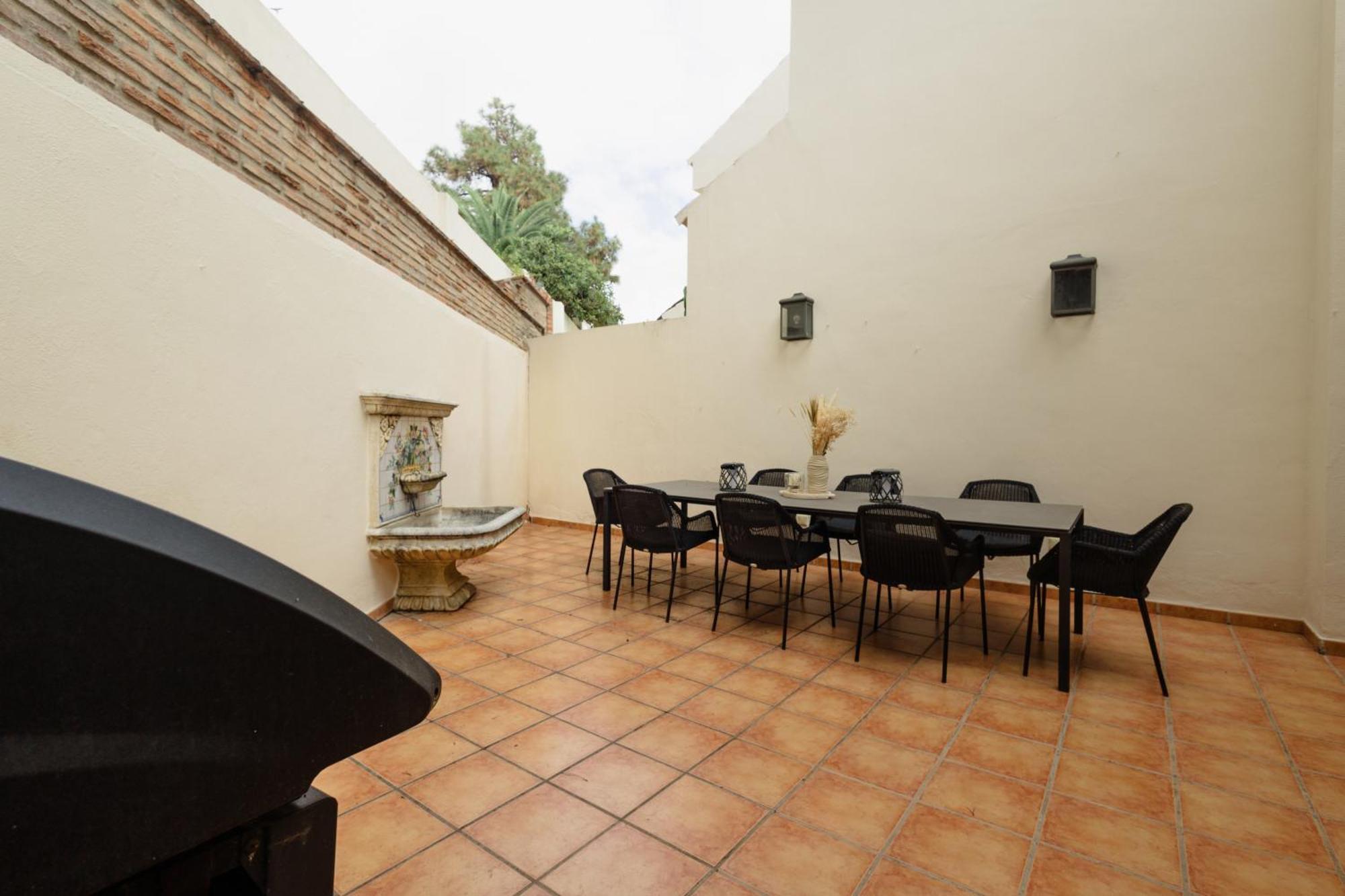3-story Townhouse For 7, Newly Renovated, Terrace, Bbq, And Access In Arenal, Сasa de vacaciones Marbella