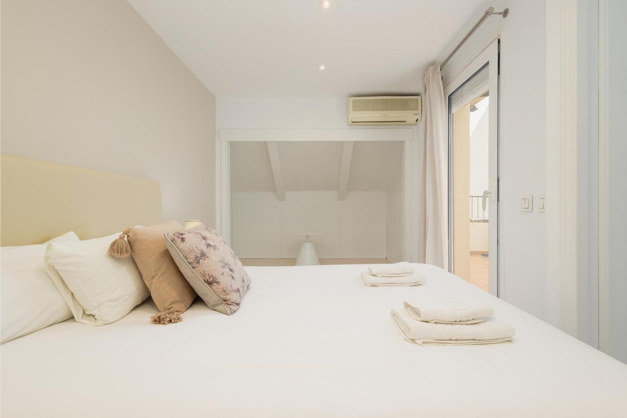 Сasa de vacaciones 3-story Townhouse For 7, Newly Renovated, Terrace, Bbq, And Access In Arenal, *