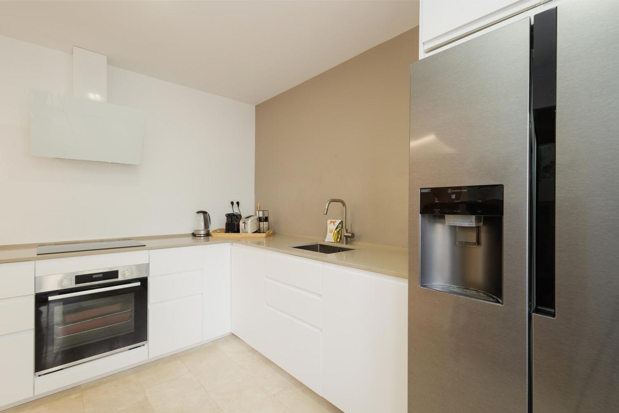 Сasa de vacaciones 3-story Townhouse For 7, Newly Renovated, Terrace, Bbq, And Access In Arenal, Marbella