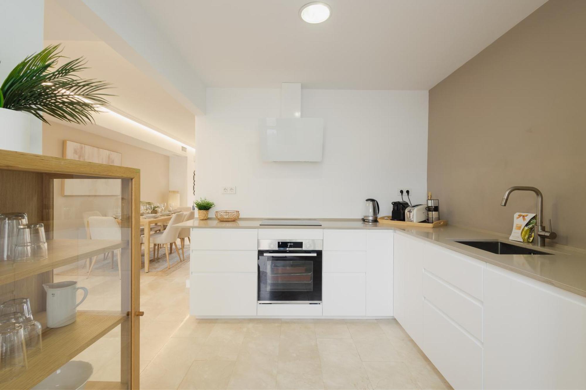 3-story Townhouse For 7, Newly Renovated, Terrace, Bbq, And Access In Arenal, Сasa de vacaciones
