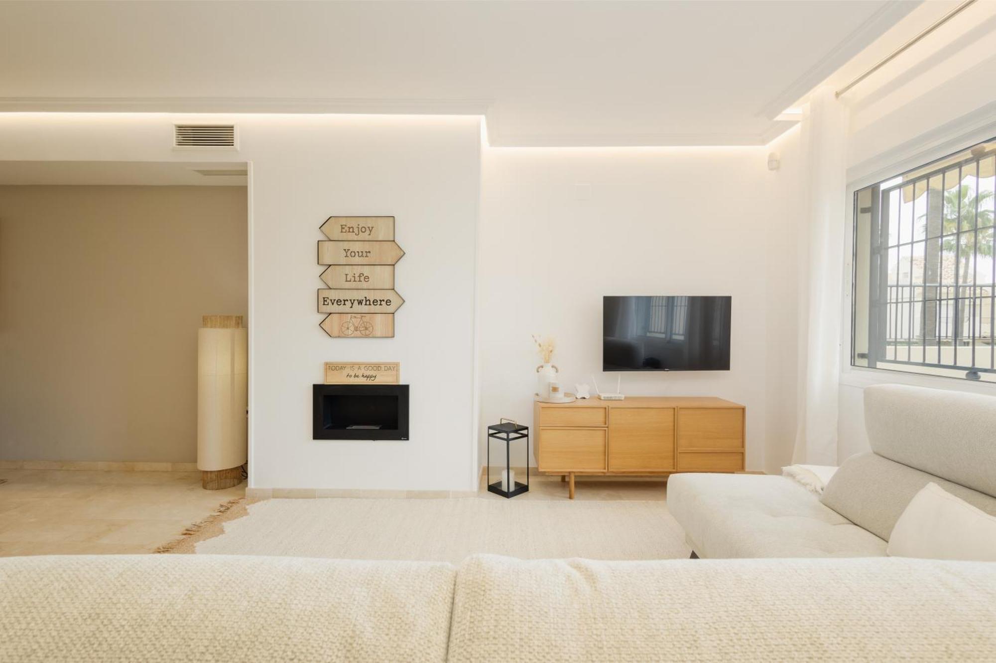 Сasa de vacaciones 3-story Townhouse For 7, Newly Renovated, Terrace, Bbq, And Access In Arenal,