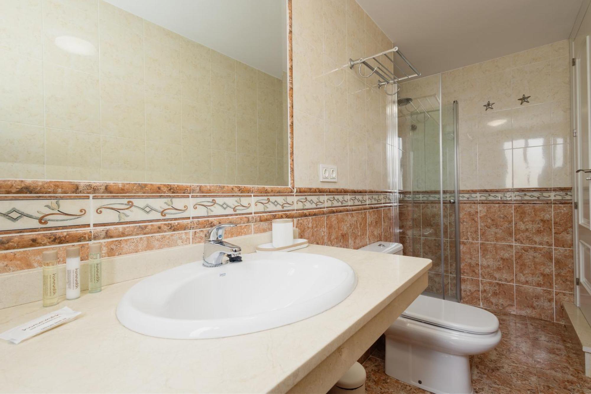 Сasa de vacaciones 3-story Townhouse For 7, Newly Renovated, Terrace, Bbq, And Access In Arenal, Marbella