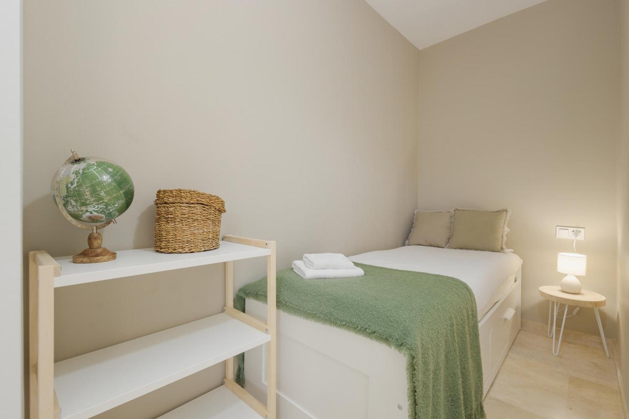 Сasa de vacaciones 3-story Townhouse For 7, Newly Renovated, Terrace, Bbq, And Access In Arenal,