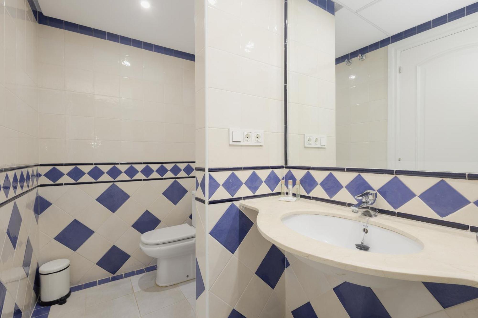 Сasa de vacaciones 3-story Townhouse For 7, Newly Renovated, Terrace, Bbq, And Access In Arenal, *