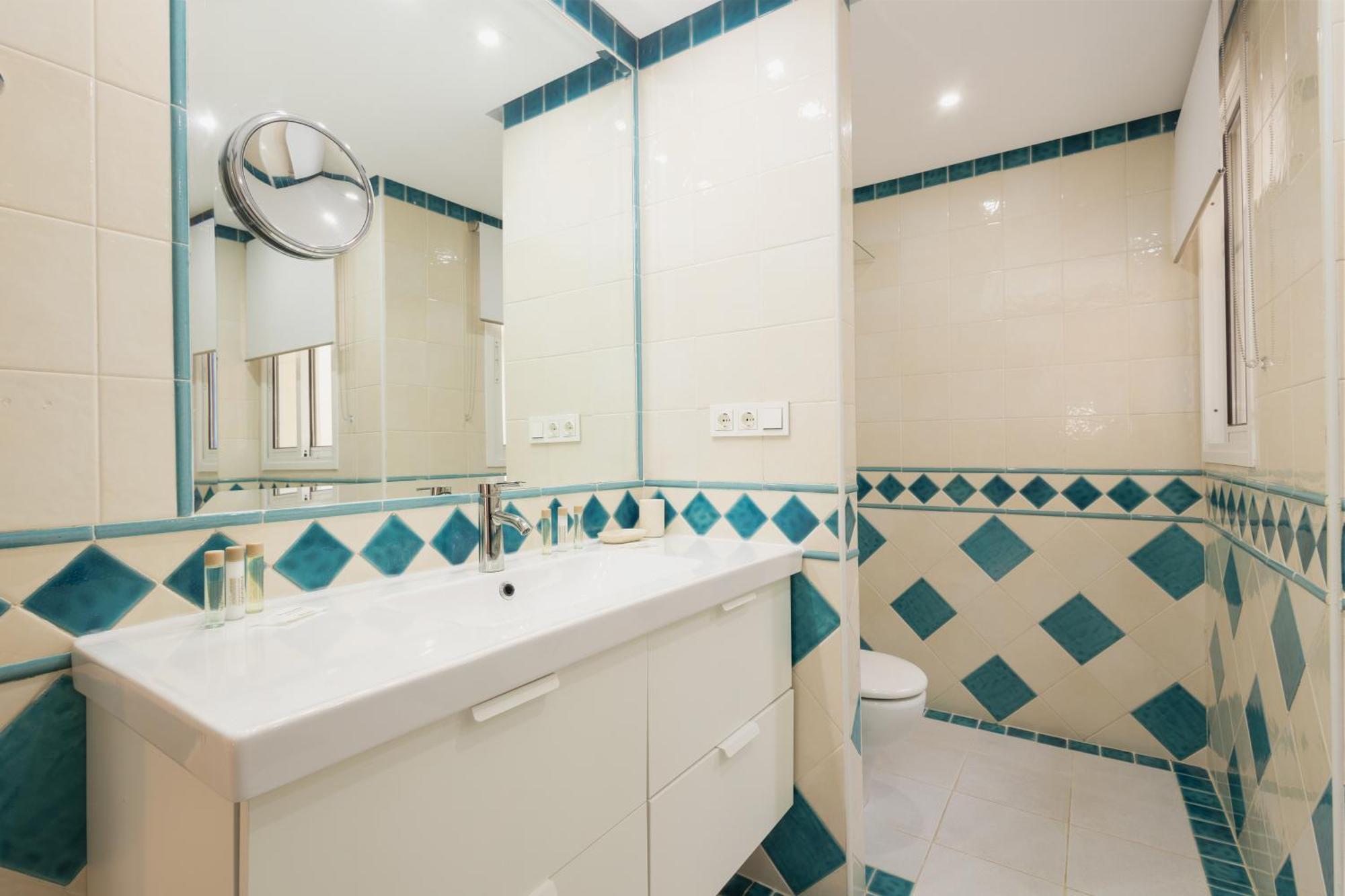 3-story Townhouse For 7, Newly Renovated, Terrace, Bbq, And Access In Arenal, Сasa de vacaciones
