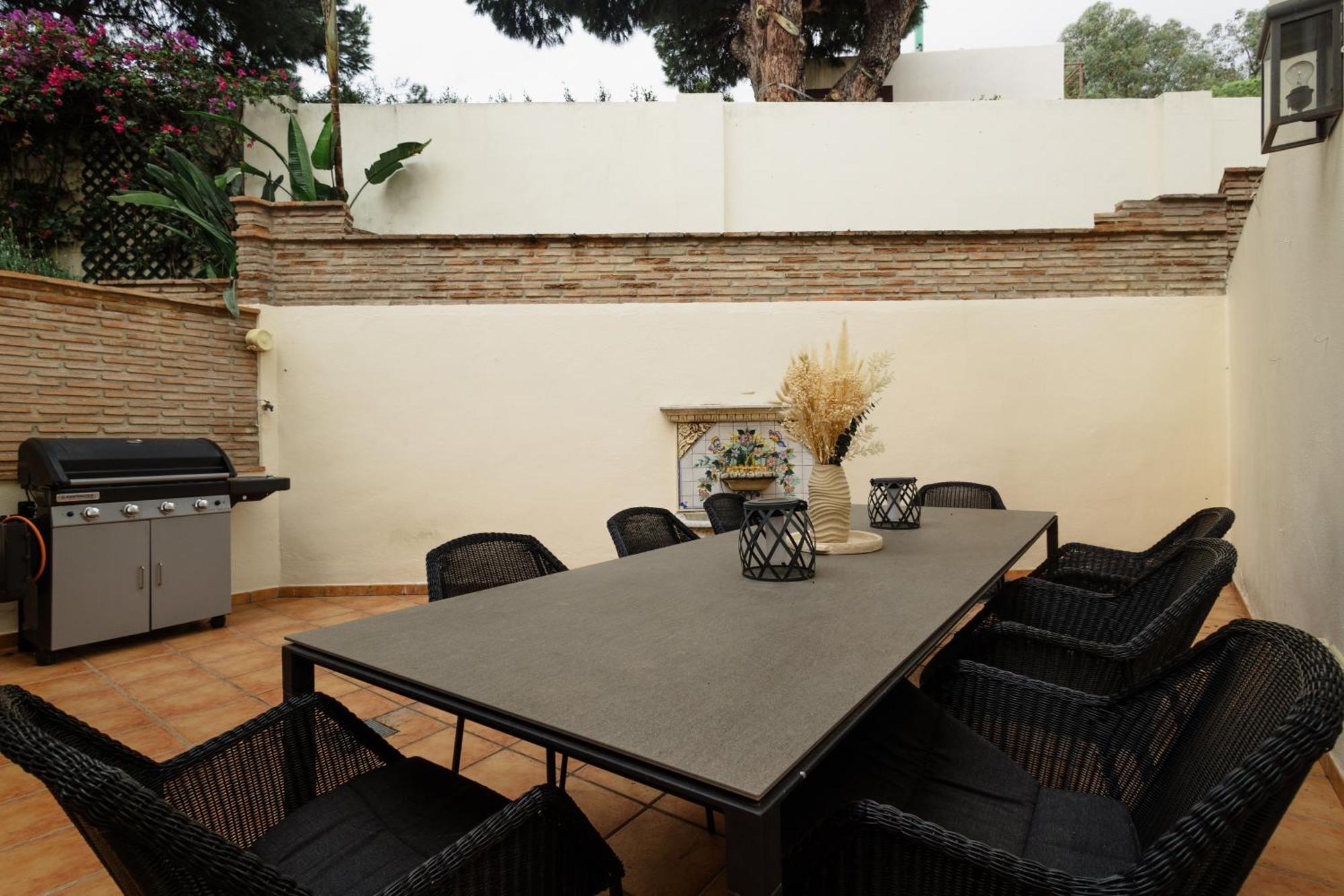 3-story Townhouse For 7, Newly Renovated, Terrace, Bbq, And Access In Arenal, Marbella